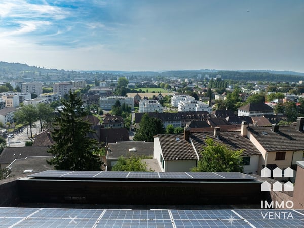 Gestaltungsfreie Haushälfte mit Dachterrasse über Biel 3