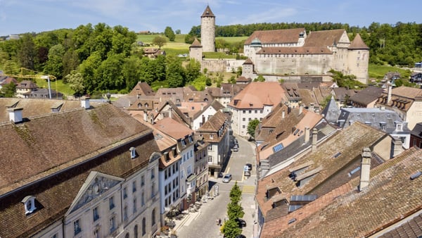 Immeuble de rendement de 6 niveaux avec local commercial et appartements résidentiels 1