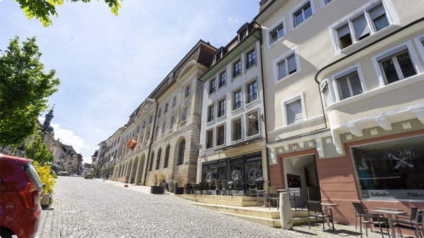 Immeuble de rendement de 6 niveaux avec local commercial et appartements résidentiels 4