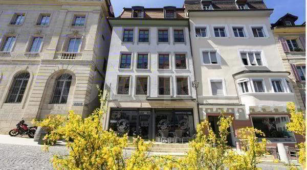 Immeuble de rendement de 6 niveaux avec local commercial et appartements résidentiels 2