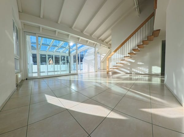 Zentral wohnen über den Dächern: Stilvolle 1.5-Zimmer-Maisonette für Familien 1