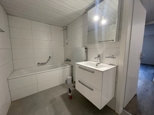 Appartement rénové de 3 pièces au 5ème étage 6