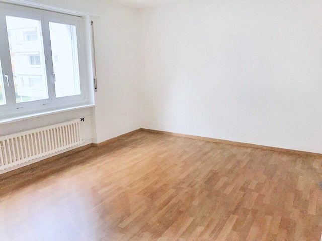 Bild Ruhige 5.5 Zimmer- Wohnung mit Aussicht ins Grüne zu vermieten