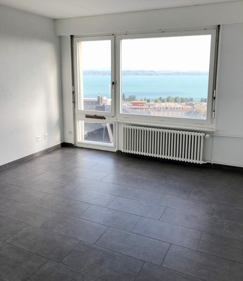 1 mois gratuite! Profitez d'une magnifique vue sur le lac! 2