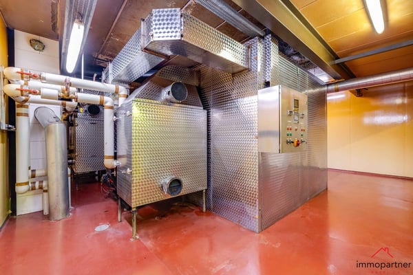 Vielseitiges Gewerbe- und Einzelhandelsobjekt mit Tiefgarage 14