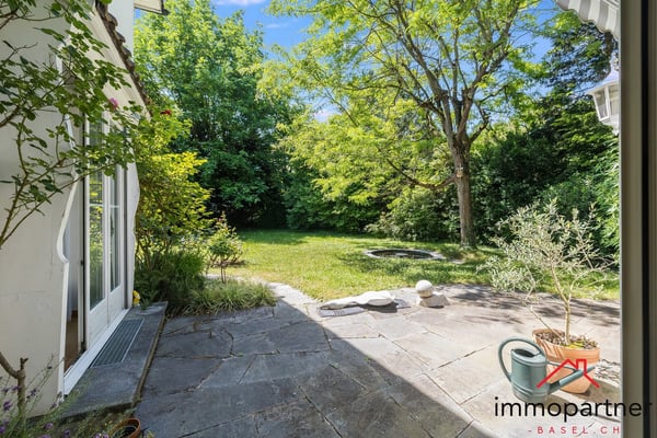 Villa mit Traumgarten und Entwicklungspotenzial in Binningen 11