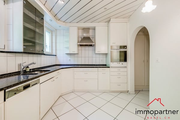 Villa mit Traumgarten und Entwicklungspotenzial in Binningen 5