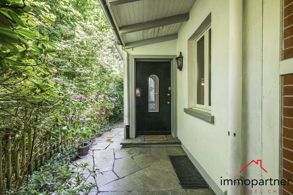 Villa mit Traumgarten und Entwicklungspotenzial in Binningen 2