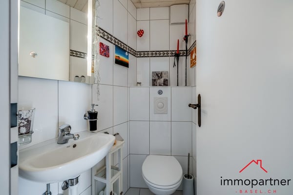 Charmante 3.5 (4.5)-Zimmer-Dachwohnung mit Balkon und schöner Aussicht in Duggingen 9