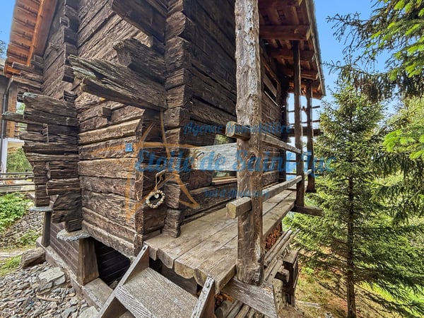 Superbe chalet et ses deux raccards 29