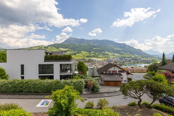 Exklusive 1.5-Zimmer-Wohnung mit Panoramasicht – frisch renoviert, Toplage nahe Bahnhof 2