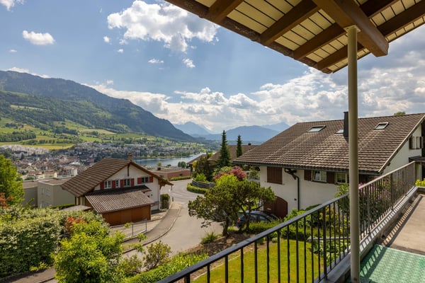 Exklusive 1.5-Zimmer-Wohnung mit Panoramasicht – frisch renoviert, Toplage nahe Bahnhof 1