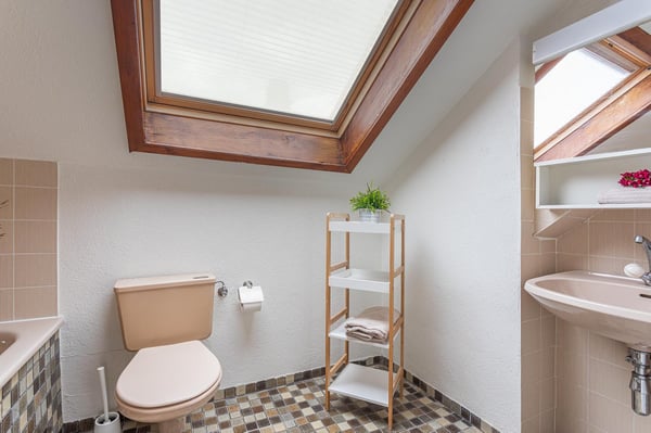 Charming High-Floor One-Bedroom Apartment Near Lausanne Train Station – Rue du Simplon 10! 9