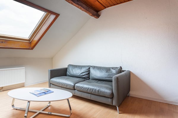 Charming High-Floor One-Bedroom Apartment Near Lausanne Train Station – Rue du Simplon 10! 3