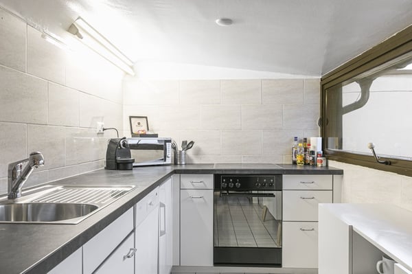 Spacious High-Floor 2-Bedroom Apartment Near Lausanne Train Station – Rue du Simplon 10! 6