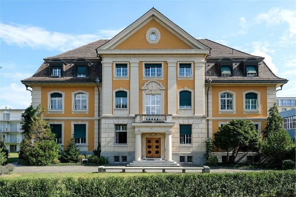 Vielseitig nutzbare Büro- oder Praxisflächen in repräsentativem Gebäude zu vermieten! 1