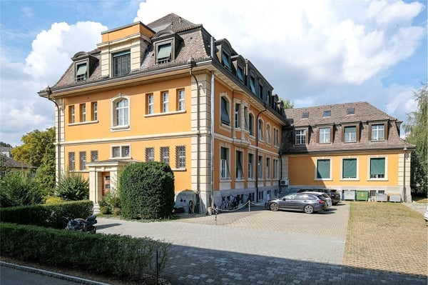 Vielseitig nutzbare Büro- oder Praxisflächen in repräsentativem Gebäude zu vermieten! 12