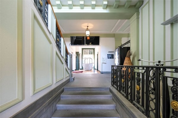 Vielseitig nutzbare Büro- oder Praxisflächen in repräsentativem Gebäude zu vermieten! 2