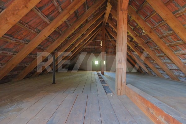 Freistehendes 4.5 Zimmer-Haus mit vielseitigem Nebengebäude 8
