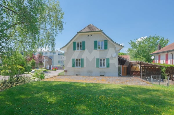 Freistehendes 4.5 Zimmer-Haus mit vielseitigem Nebengebäude 12