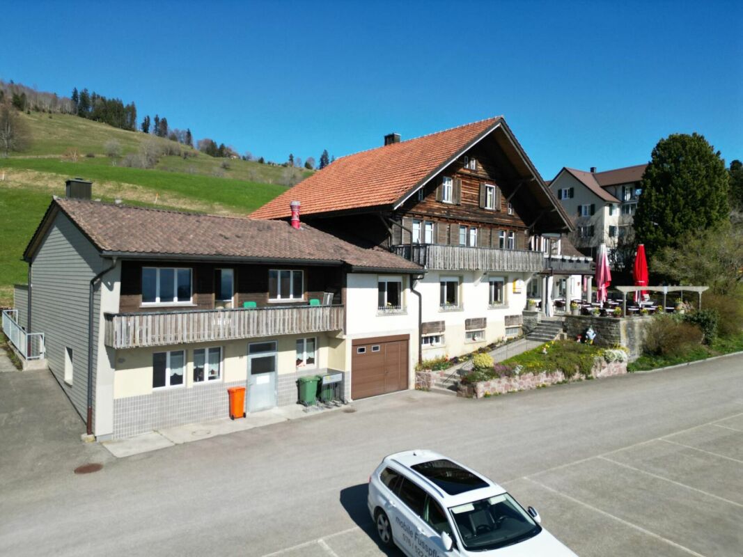 Restaurant mit Wohnungen und Stallungen