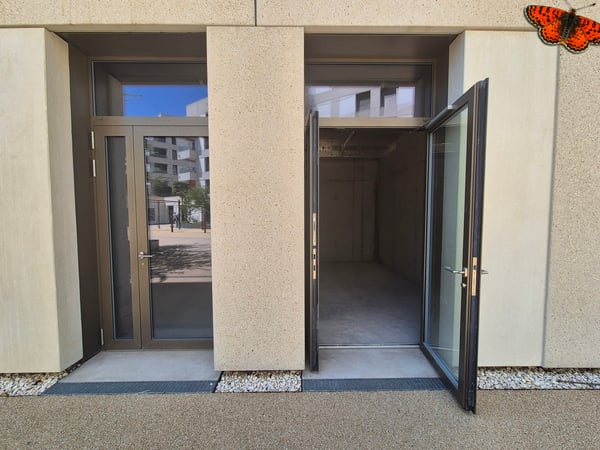 SURFACE BRUTE VITREE DE 6M² - En face de la Gare de Romont ! 2