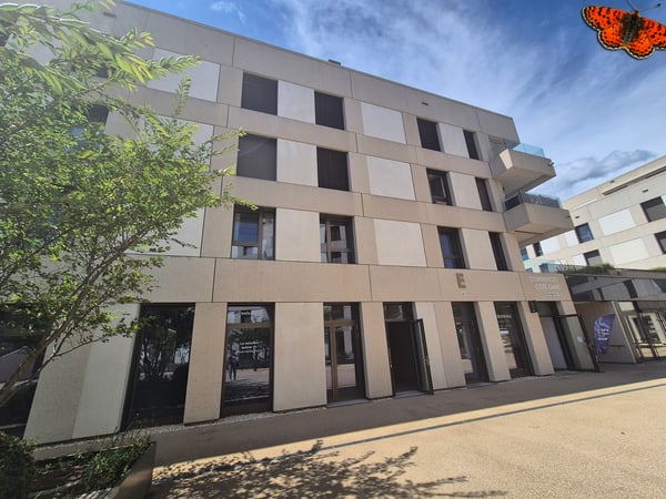 SURFACE BRUTE VITREE DE 6M² - En face de la Gare de Romont ! 1