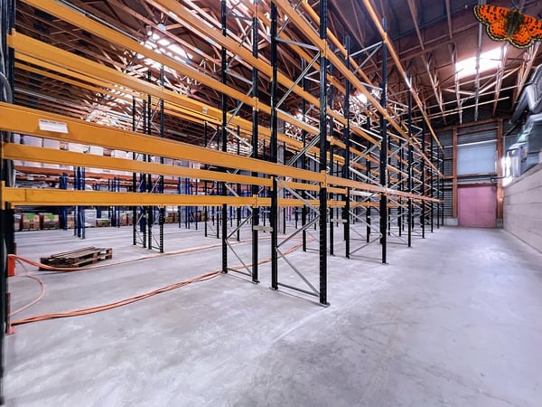 Entrepôt divisible de 1'730 m² à proximité des axes autoroutiers 6