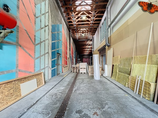 Entrepôt divisible de 1'730 m² à proximité des axes autoroutiers 8