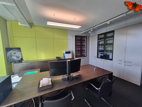 OPPORTUNITE - GRANDS BUREAUX A LOUER - BULLE 8