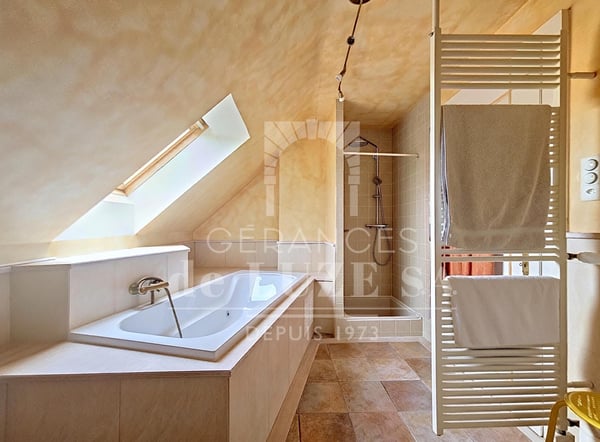 Exclusivité ? Villa individuelle de caractère avec vue lac, piscine naturelle et magnifique jardin paysager. 13