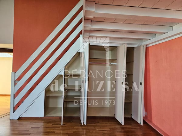 Surplombant le lac : 2.5 pièce avec mezzanine et balcon 12