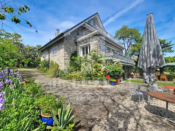 Situation premium : Villa avec vue lac, piscine naturelle et vaste jardin intimiste 6