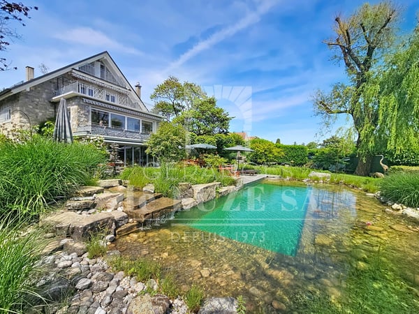 Situation premium : Villa avec vue lac, piscine naturelle et vaste jardin intimiste 1