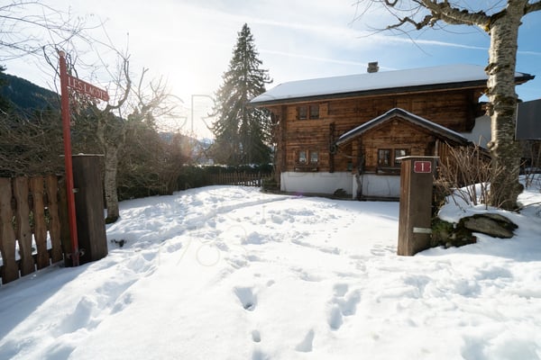 Chalet familial typique à Gryon avec jardin et dépendances 1