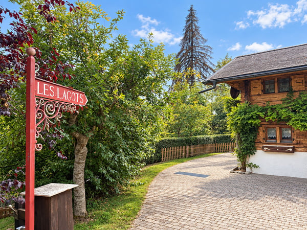 Chalet familial typique à Gryon avec jardin et dépendances 2