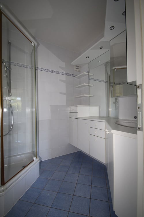 Dans jolie copropriété, à louer 2.5 pièces en rez-de-chaussée avec terrasse et jardin 2
