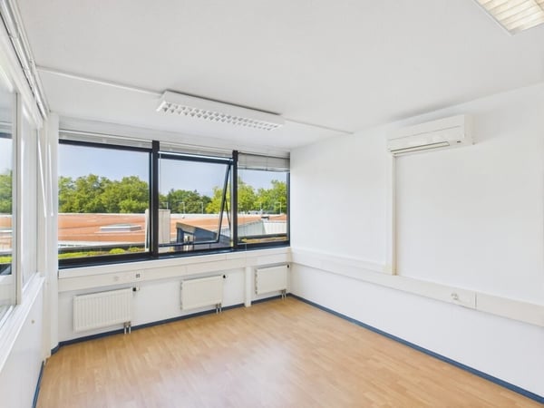Vaste bureau de 175 m2 sis dans un immeuble bénéficiant d'un emplacement stratégique 5
