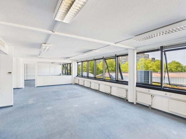 Vaste bureau de 175 m2 sis dans un immeuble bénéficiant d'un emplacement stratégique 1