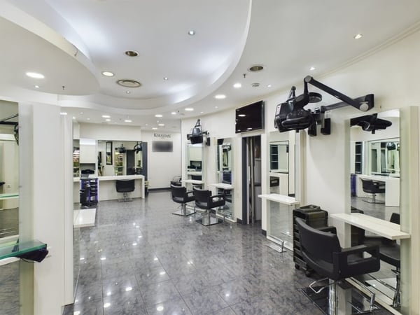 Arcade de 104 m2 (salon de coiffure) dans le Centre Commercial d'Ecublens 3