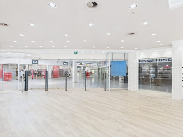 Rare! Grande surface commerciale d'environ 187 m2 au RDC du Centre Commercial d'Ecublens 3