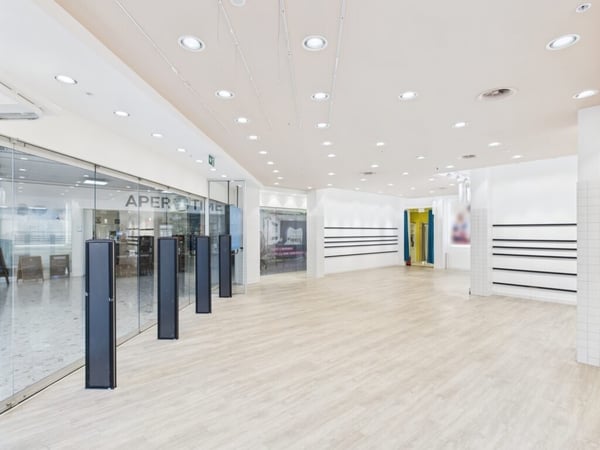 Rare! Grande surface commerciale d'environ 187 m2 au RDC du Centre Commercial d'Ecublens 2