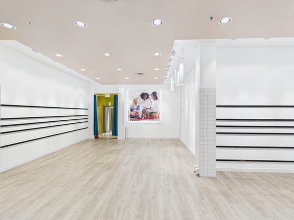 Rare! Grande surface commerciale d'environ 187 m2 au RDC du Centre Commercial d'Ecublens 4