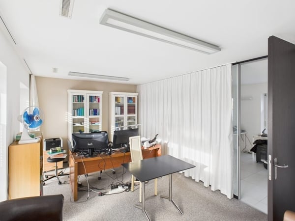 Magnifique bureau traversant situé au dernier étage d'un immeuble récent 3