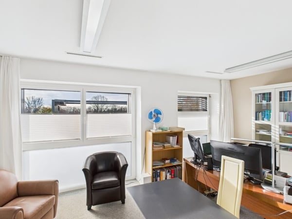 Magnifique bureau traversant situé au dernier étage d'un immeuble récent 4