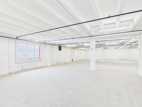 Surface de stockage d'environ 395 m2 au 2ème étage avec monte-charge 2