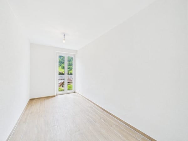 Très bel appartement de 4.5 pièces entièrement rénové au 1er étage au coeur de Vallorbe 8