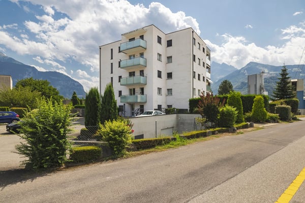 Lumineux appartement en attique de 4 pièces avec vue sur les montagnes à Bex 1