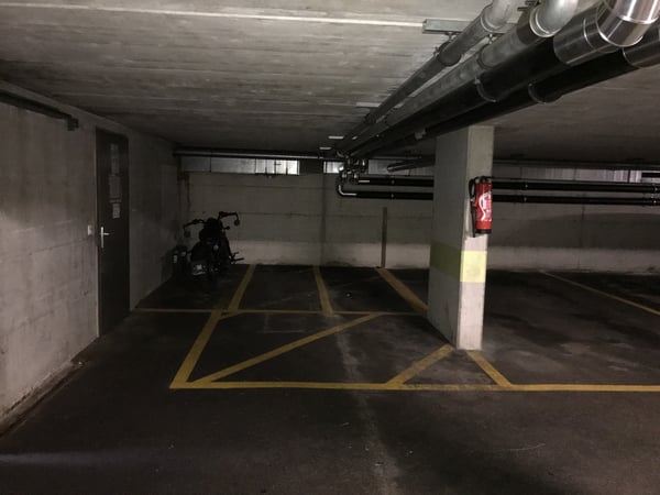 Place de parc intérieure moto 3
