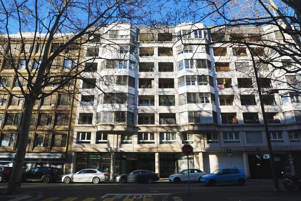 Plusieurs parkings intérieurs sécurisés disponibles, sous le centre commercial Planète Charmilles. 4